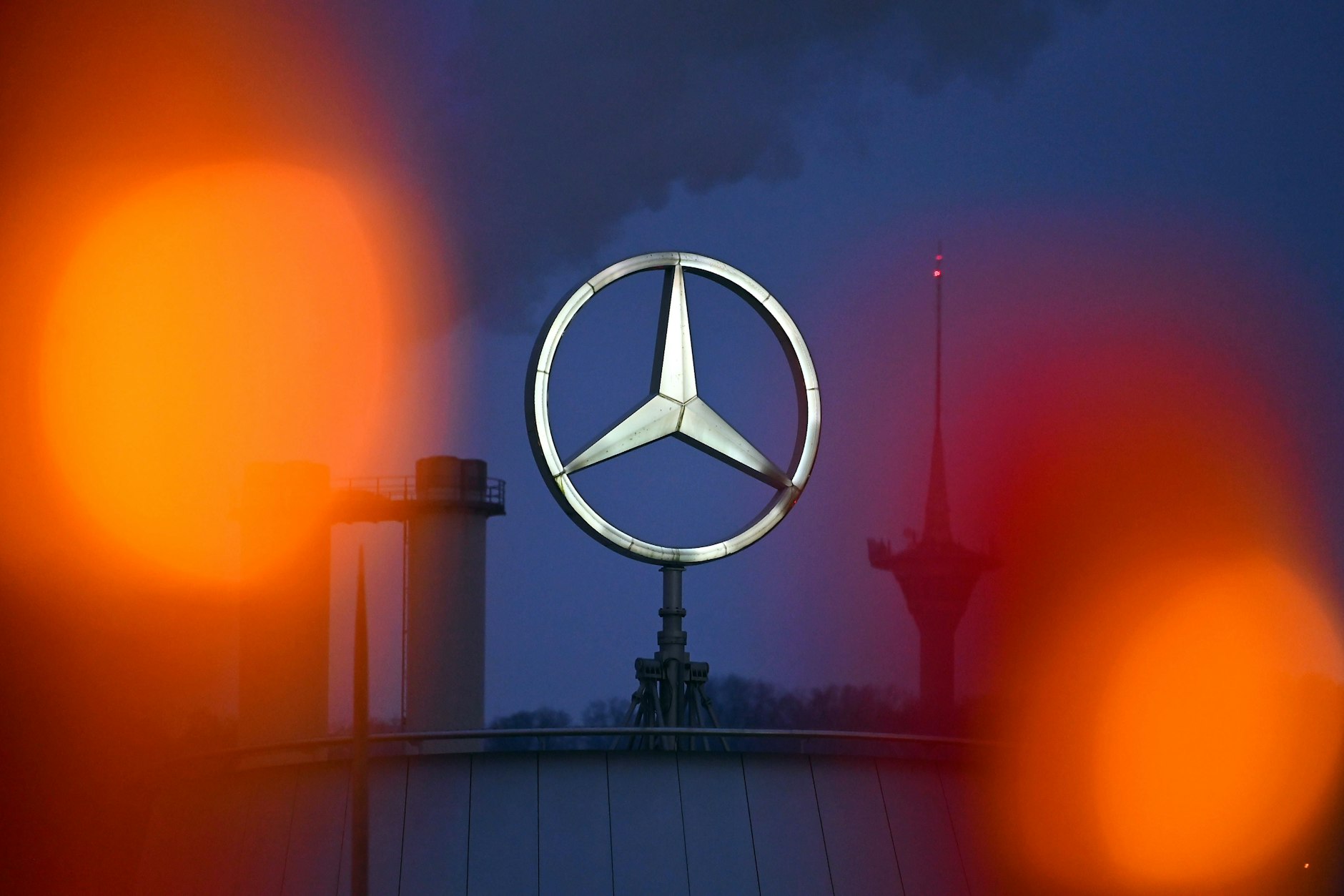 Der Mercedes-Benz-Konzern meldete eine Halbierung seines Gewinns.