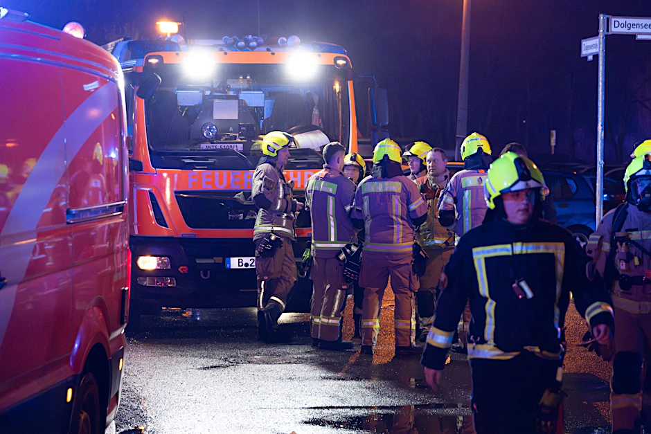 Einsatzkräfte der Feuerwehr mussten etliche Menschen aus dem brennenden Gebäude retten. Aus dem Fenster einer Wohnung im dritten Obergeschoss quoll dichter Rauch.
