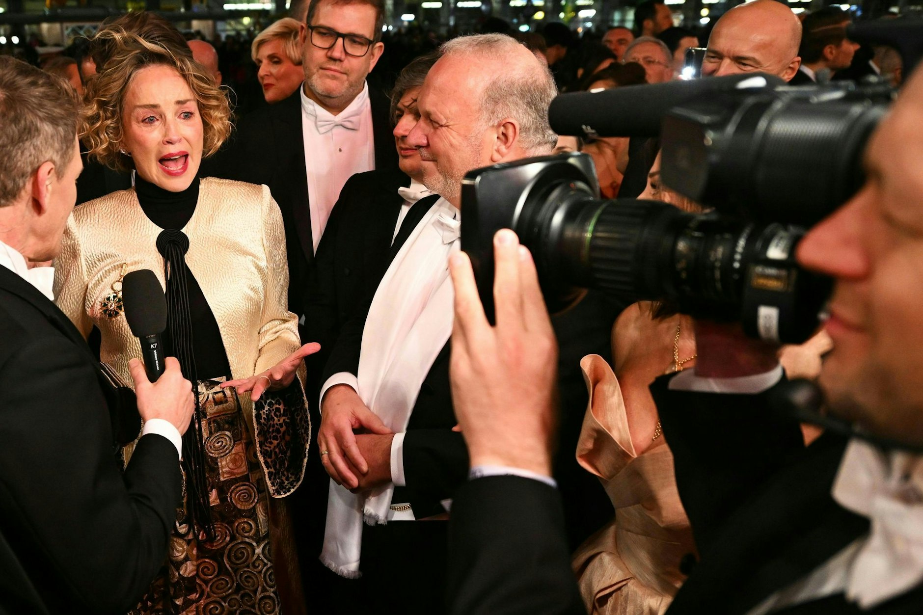 US-Schauspielerin Sharon Stone und Karl Guschlbauer kommen beim 68. Wiener Opernball in der Wiener Staatsoper an.