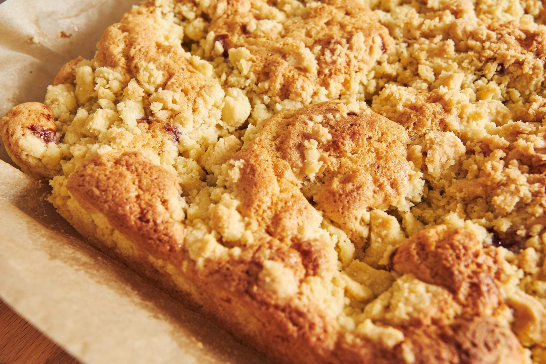 Ein leckeres Stück Streuselkuchen schmeckt beim gemütlichen Kaffeetrinken am Wochenende ganz besonders gut.