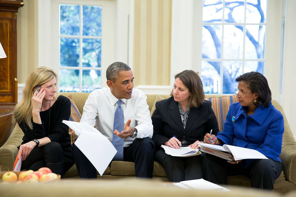 Kathyrn Ruemmler (links) bei einem Treffen mit Barack Obama im Jahr 2014