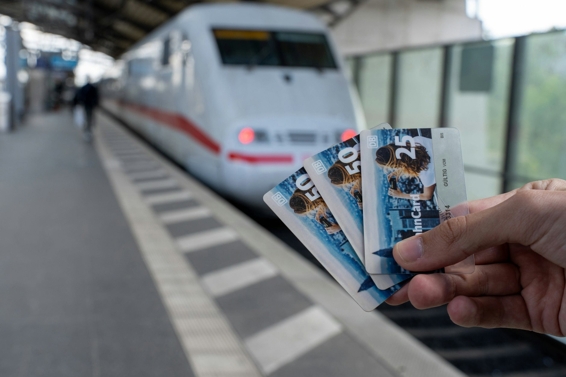 Für ihre BahnCard müssen junge Erwachsene ab einem gewissen Datum schlagartig mehr bezahlen.