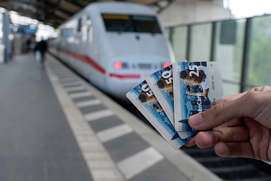 Für ihre BahnCard müssen junge Erwachsene ab einem gewissen Datum schlagartig mehr bezahlen.