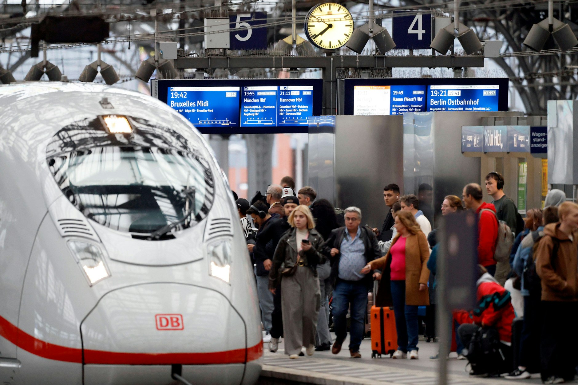 Die „My BahnCard“ macht Fernreisen im ICE für junge Leute günstig.