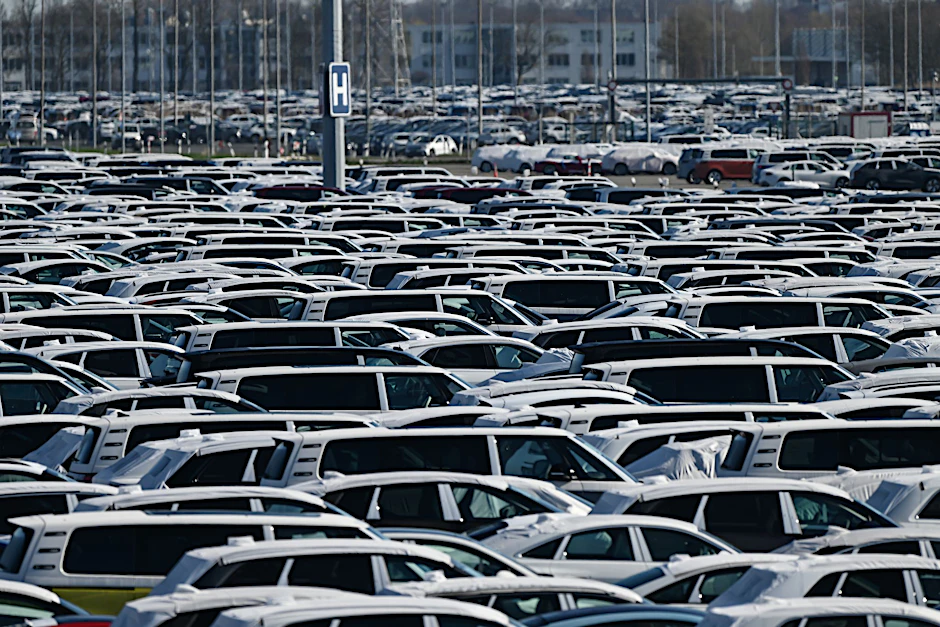 Zahlreiche Neuwagen der Marke Volkswagen