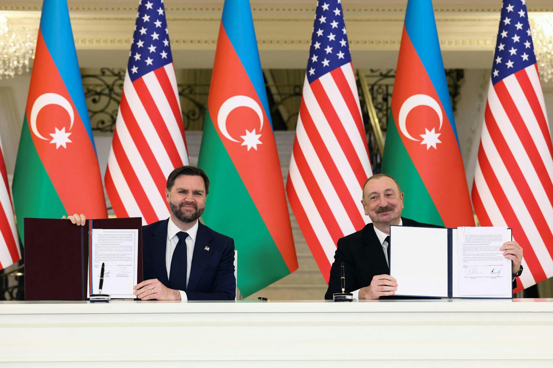 US-Vizepräsident JD Vance und Aserbaidschans Präsident Ilham Alijew präsentieren in Baku die unterzeichnete Charta über eine strategische Partnerschaft zwischen den USA und Aserbaidschan.