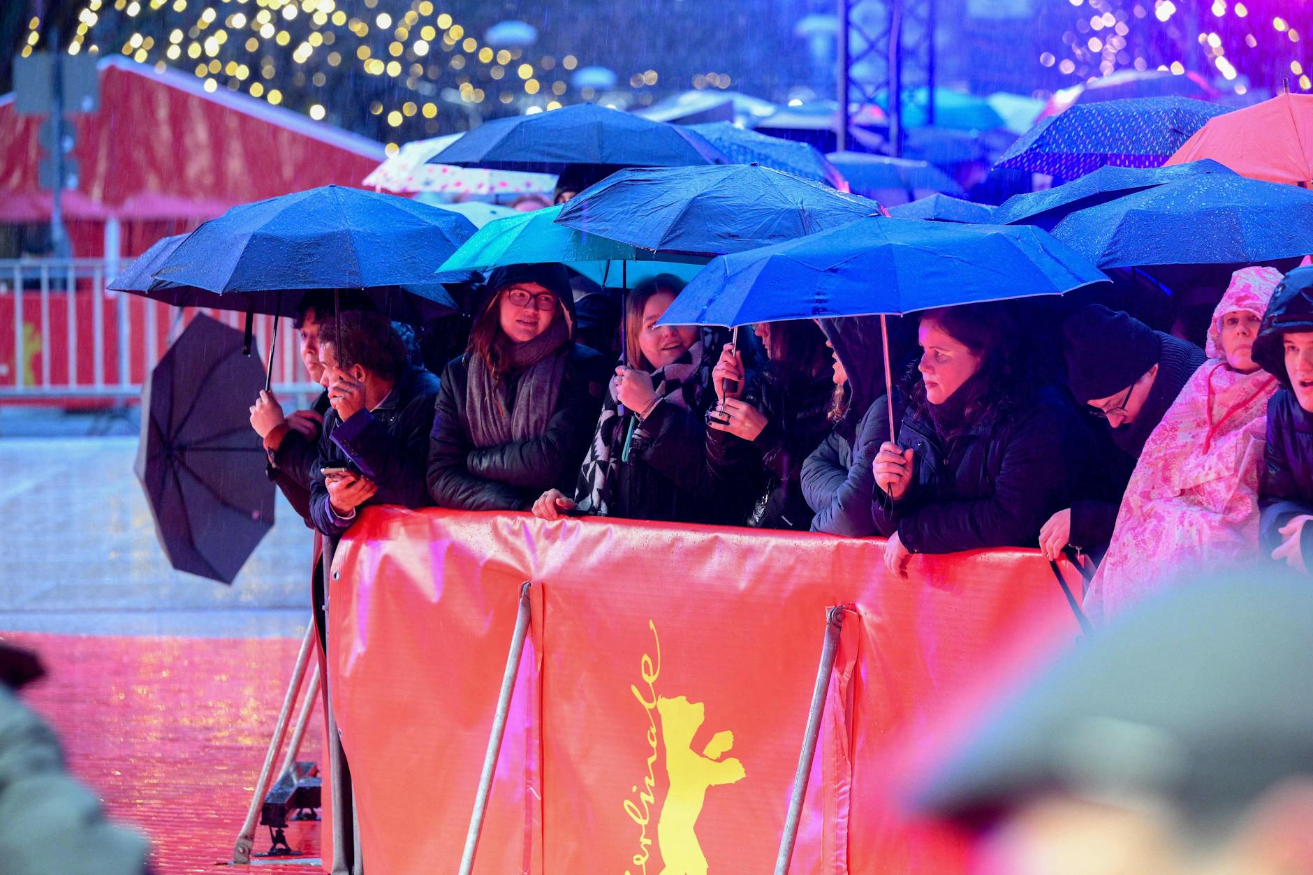 Donnerstagabend vor der Berlinale-Eröffnung: Regenschirme waren das Utensil der Stunde.