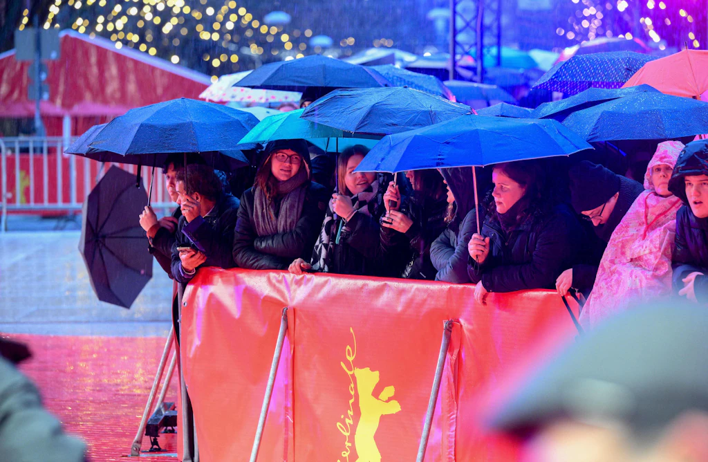 Berlinale-Eröffnung: Strömender Regen, Rollsplitt und ein Festival im Teufelskreis