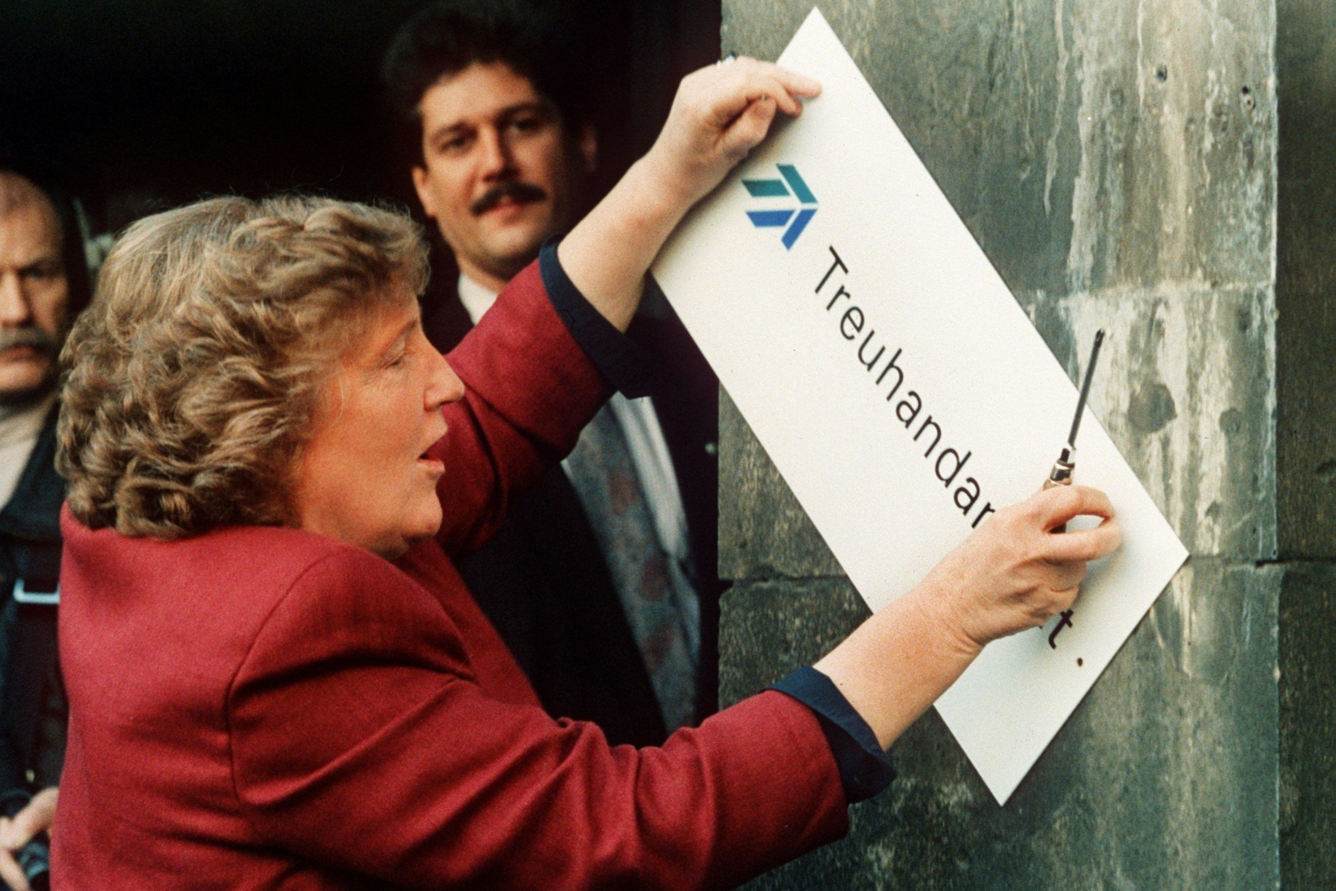 Am 30.12. 1994 schaubte die scheidende Treuhand-Präsidentin Birgit Breuel eigenhändig das Firmenschild der Treuhand ab.