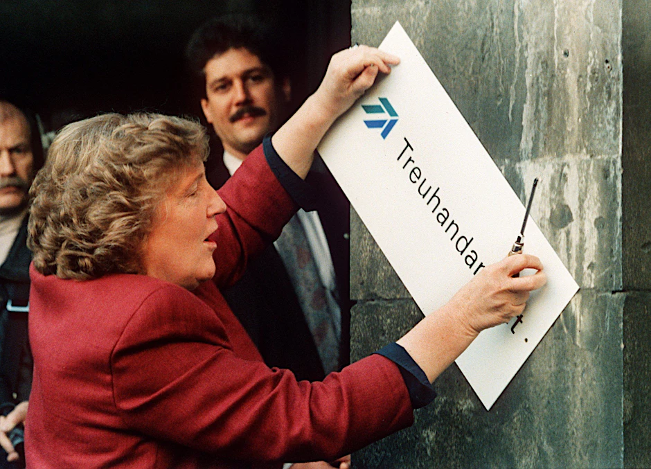 Am 30.12. 1994 schaubte die scheidende Treuhand-Präsidentin Birgit Breuel eigenhändig das Firmenschild der Treuhand ab.