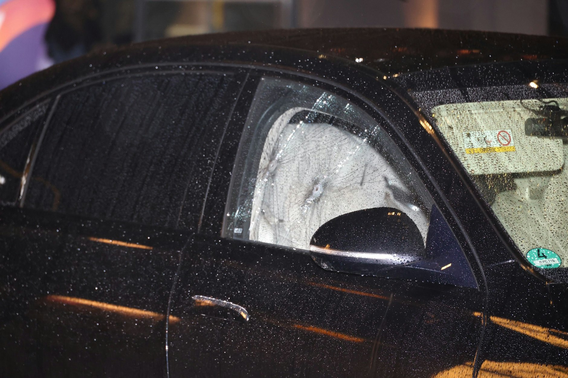 Mehrere Einschusslöcher im Seitenfenster der Mercedes-S-Klasse zeigen die Brutalität des Angriffs.