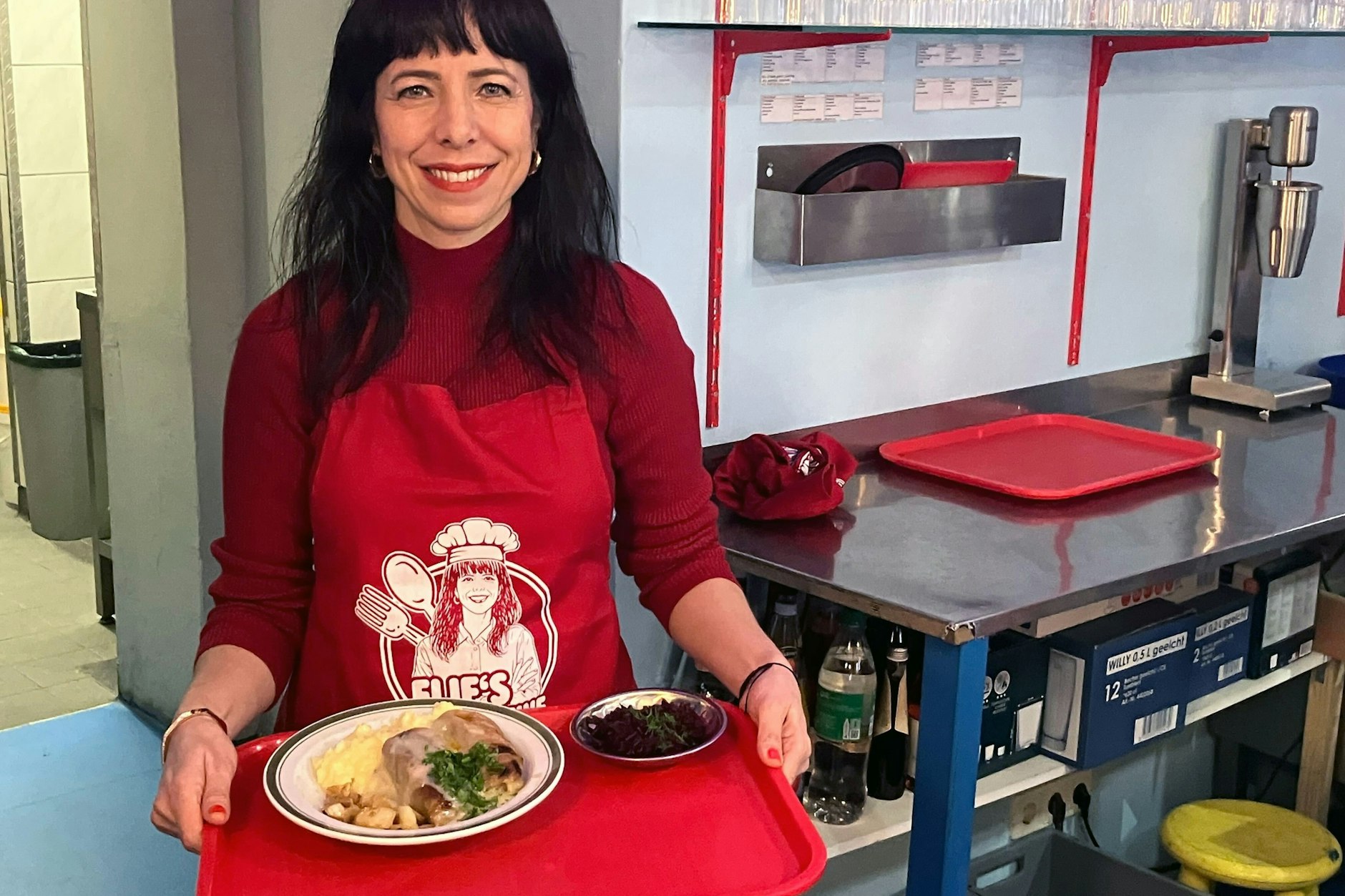 Die Linke-Spitzenkandidatin Elif Eralp serviert Essen. Ihre Partei stelle das Konzept der Kiezkantinen mit preiswerten Mahlzeiten vor.