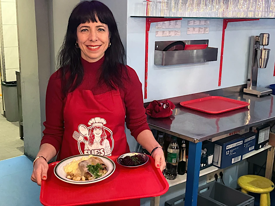 Die Linke-Spitzenkandidatin Elif Eralp serviert Essen. Ihre Partei stelle das Konzept der Kiezkantinen mit preiswerten Mahlzeiten vor.