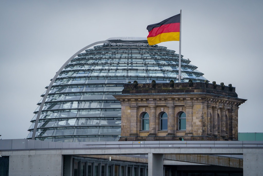 Unanfechtbarer Beschluss: Bundestagsverwaltung darf Mitarbeitern von Abgeordneten Hausausweis verwe…