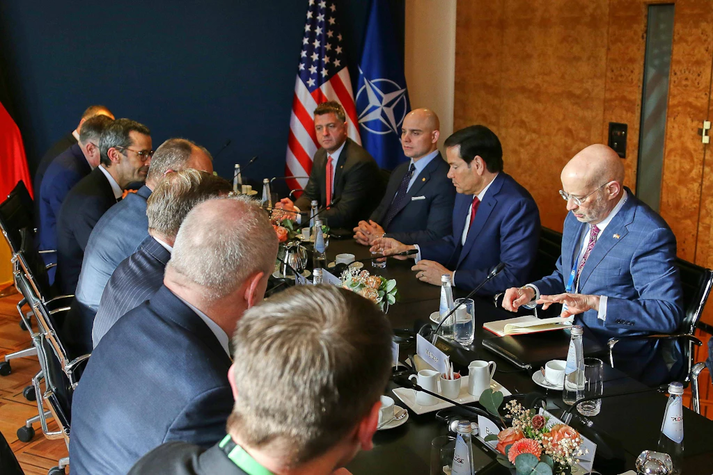 Hotel Bayerischer Hof: Bilaterales Treffen zwischen der deutschenund US-amerikkanischen Delegation mit Bundeskanzler Friedrich Merz CDU und US-Außenminister Marco Rubio.