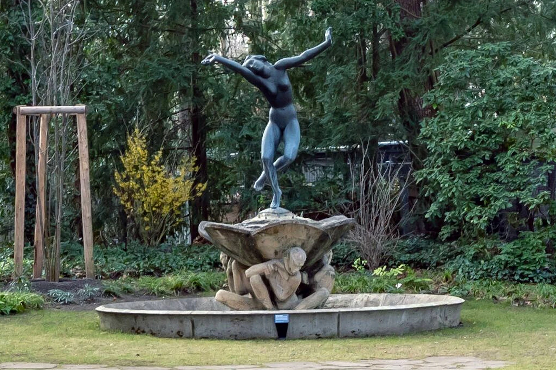 Der Tänzerinnenbrunnen im Skulpturengarten des Georg-Kolbe-Museums