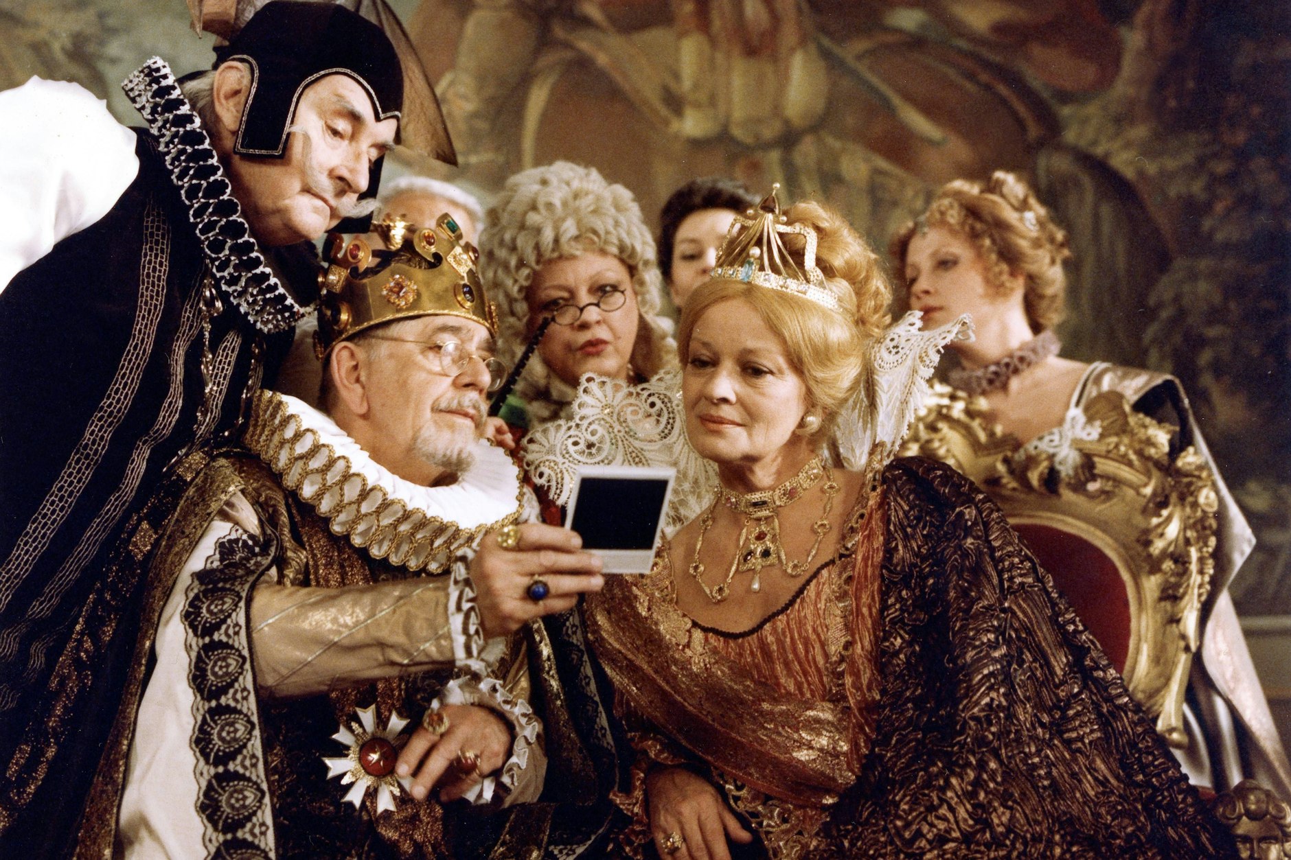 Vlastimil Brodsky, Jana Brejchova und Jiri Sovak in der Serie "Die Rückkehr der Märchenbraut", die Jahre nach Die Märchenbraut" erschien. Das Original hieß in der DDR Die schöne Arabella und der Zauberer.