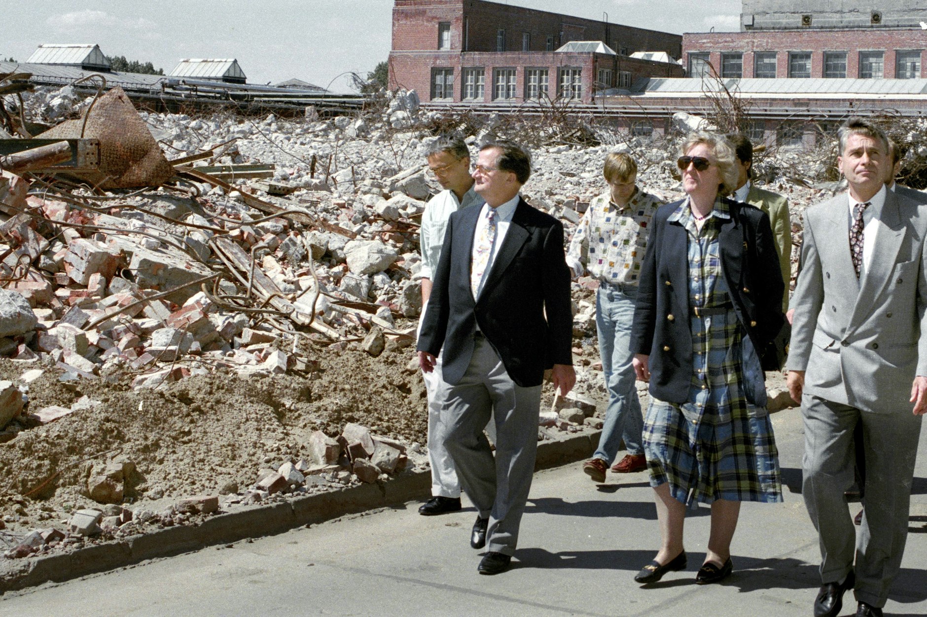Abriss-Trümmer des alten DDR-Werks: Birgit Breuel besucht 1994 das Henkelwerk in Sachsen-Anhalt.