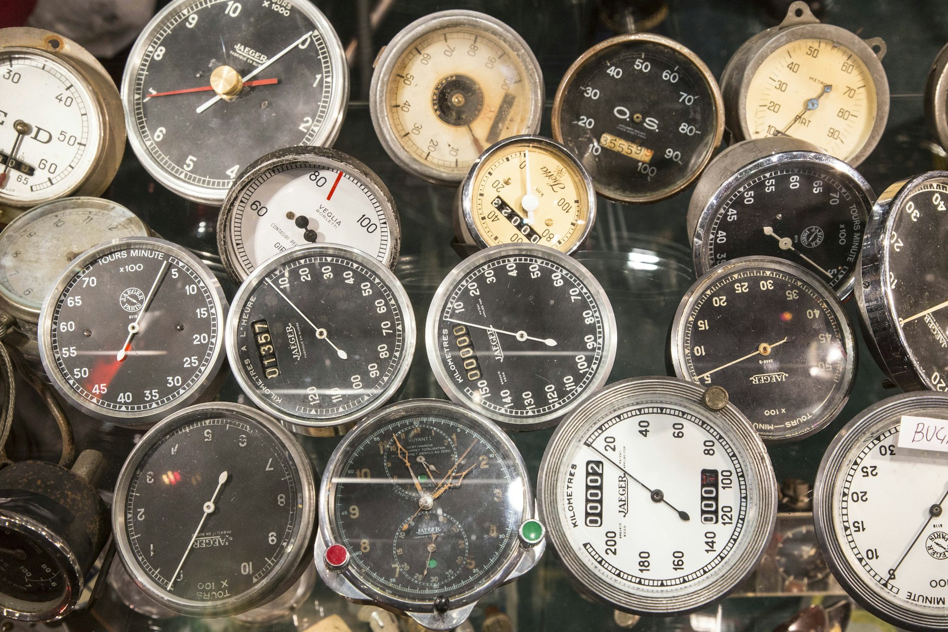 Es war einmal vor langer Zeit: analoge Rundinstrumente im Cockpit des Automobils