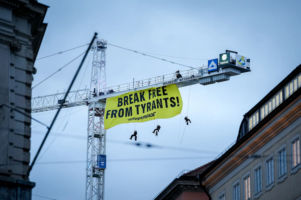 Protest in 60 Meter Höhe: Greenpeace demonstriert auf der Sicherheitskonferenz gegen Gasimporte