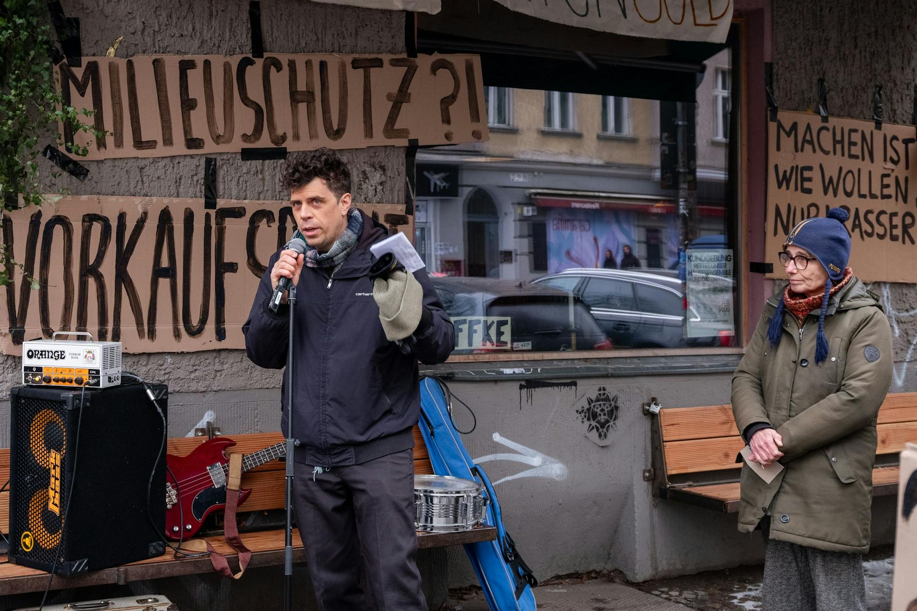 Hausbewohner im Schillerkiez wehren sich gegen Hausverkauf: Fritz Bornstück spricht während der Kundgebung am 7. Februar ins Mikrofon. Rechts von ihm steht Beate Flechtker.