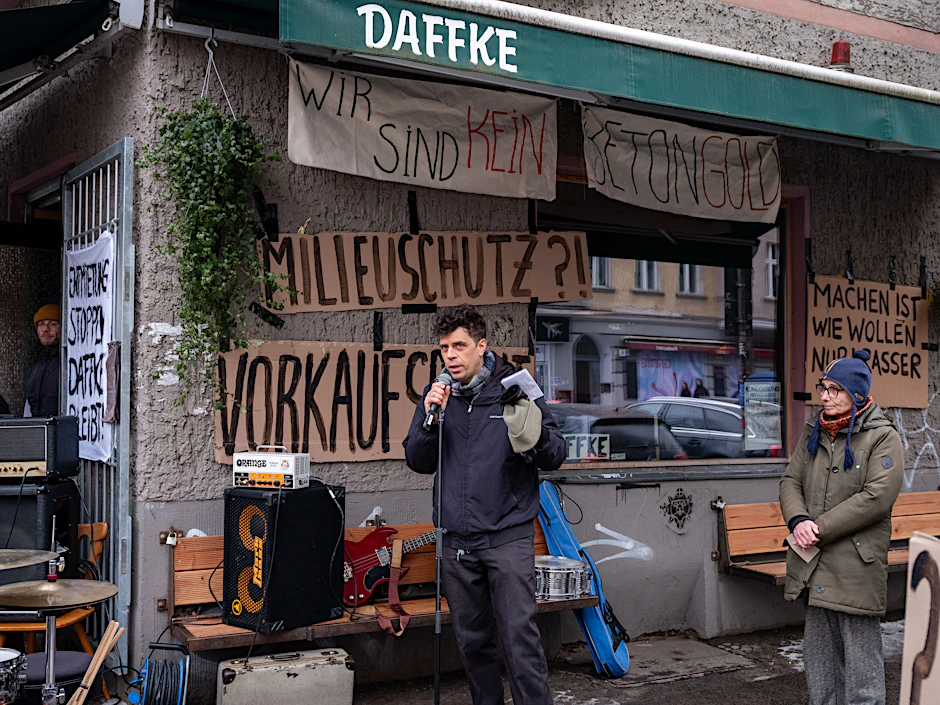 Hausbewohner im Schillerkiez wehren sich gegen Hausverkauf: Fritz Bornstück spricht während der Kundgebung am 7. Februar ins Mikrofon. Rechts von ihm steht Beate Flechtker.