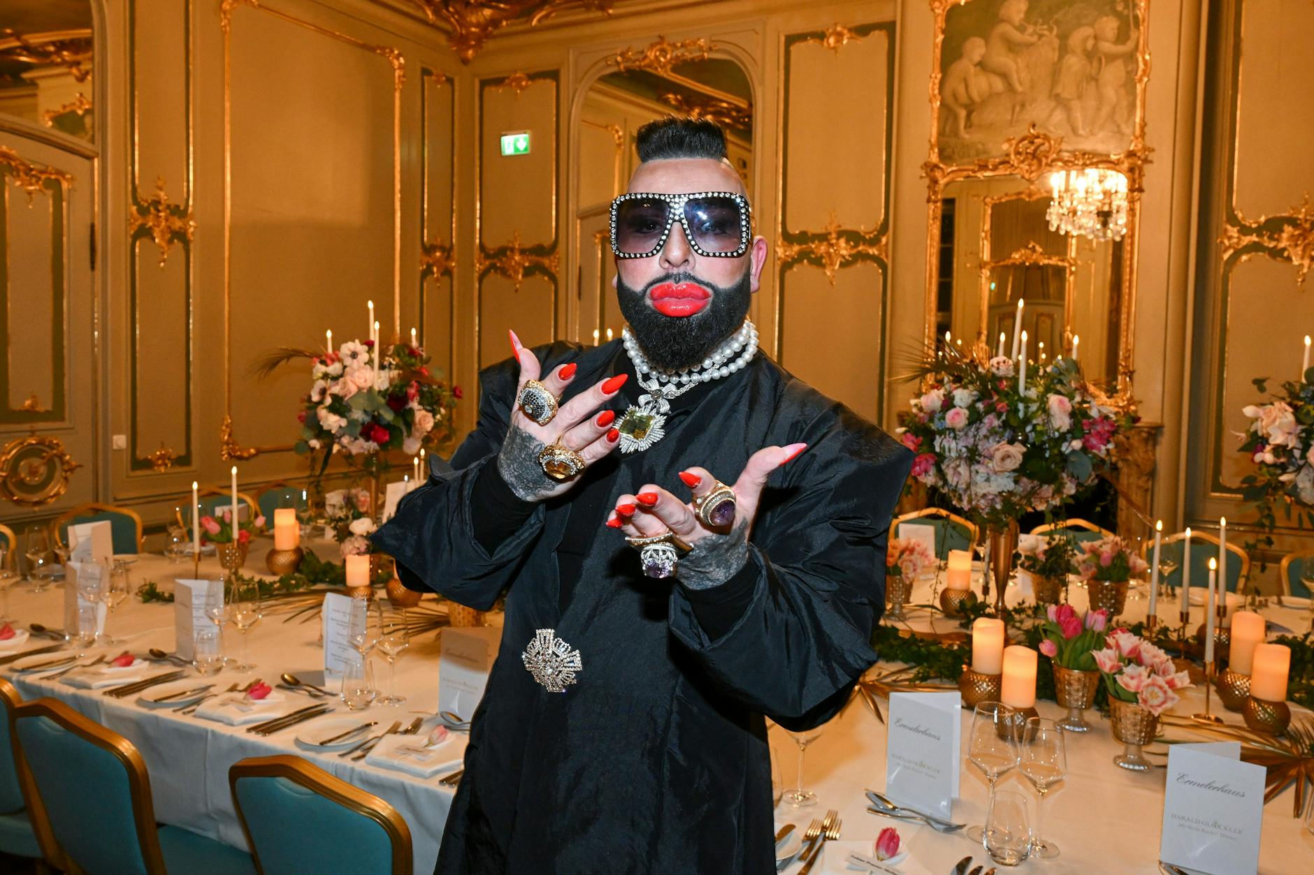 Normalerweise trägt Harald Glööckler einen schwarzen Kurzhaarschnitt.