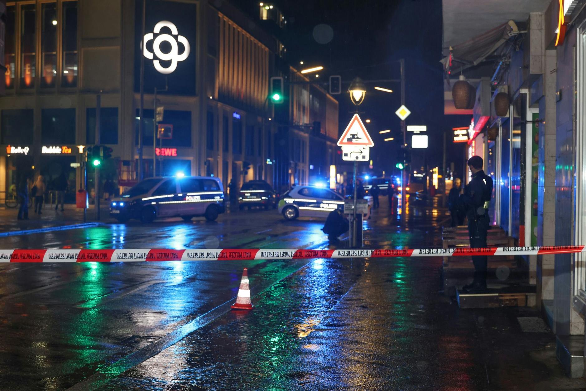 Beamte sichern vergangene Woche den Tatort in Tegel. Hier wurde ein Autofahrer brutal niedergeschossen.