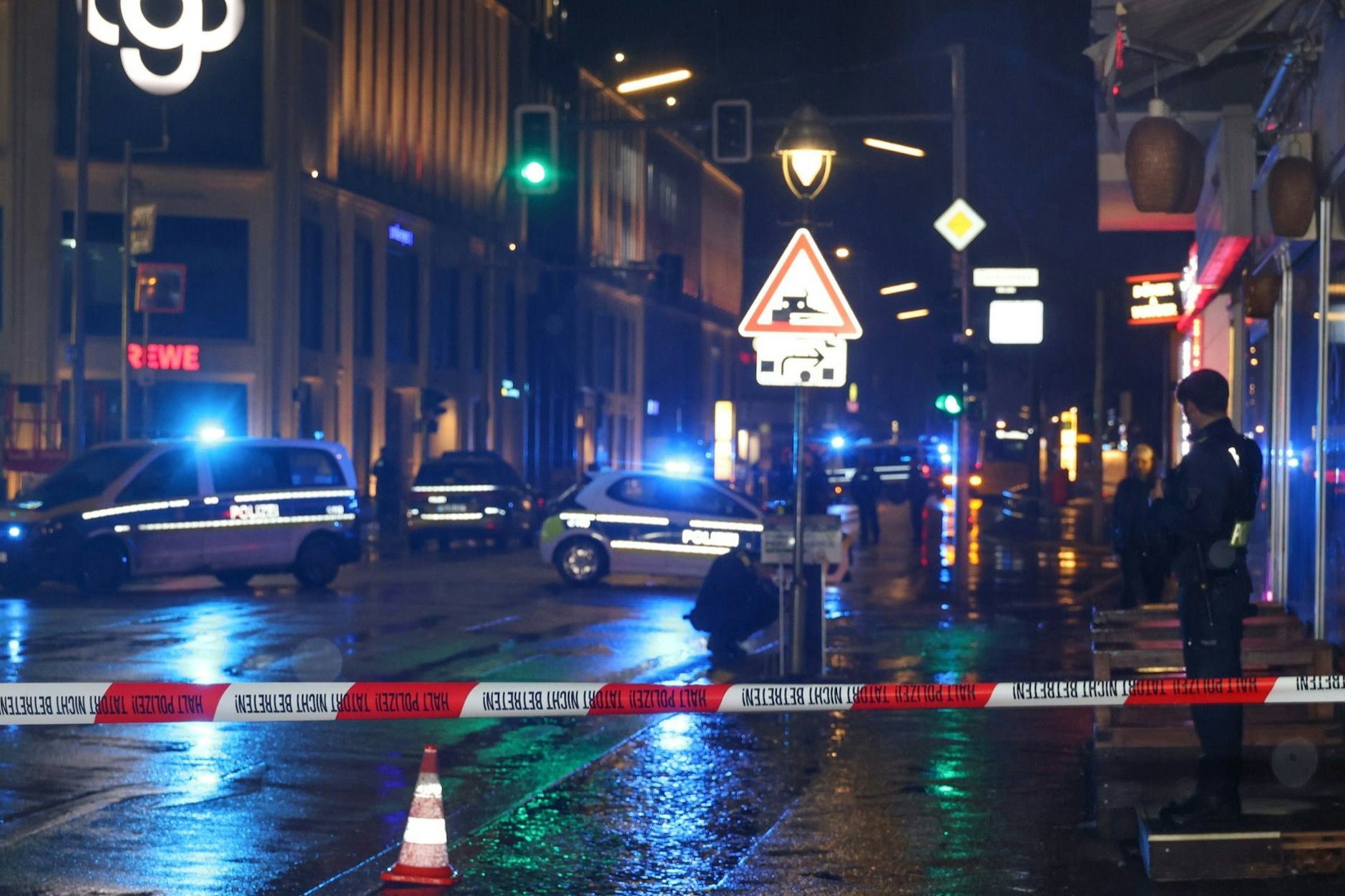 Blaulicht, Absperrband und bewaffnete Beamte sichern den Tatort in Tegel.