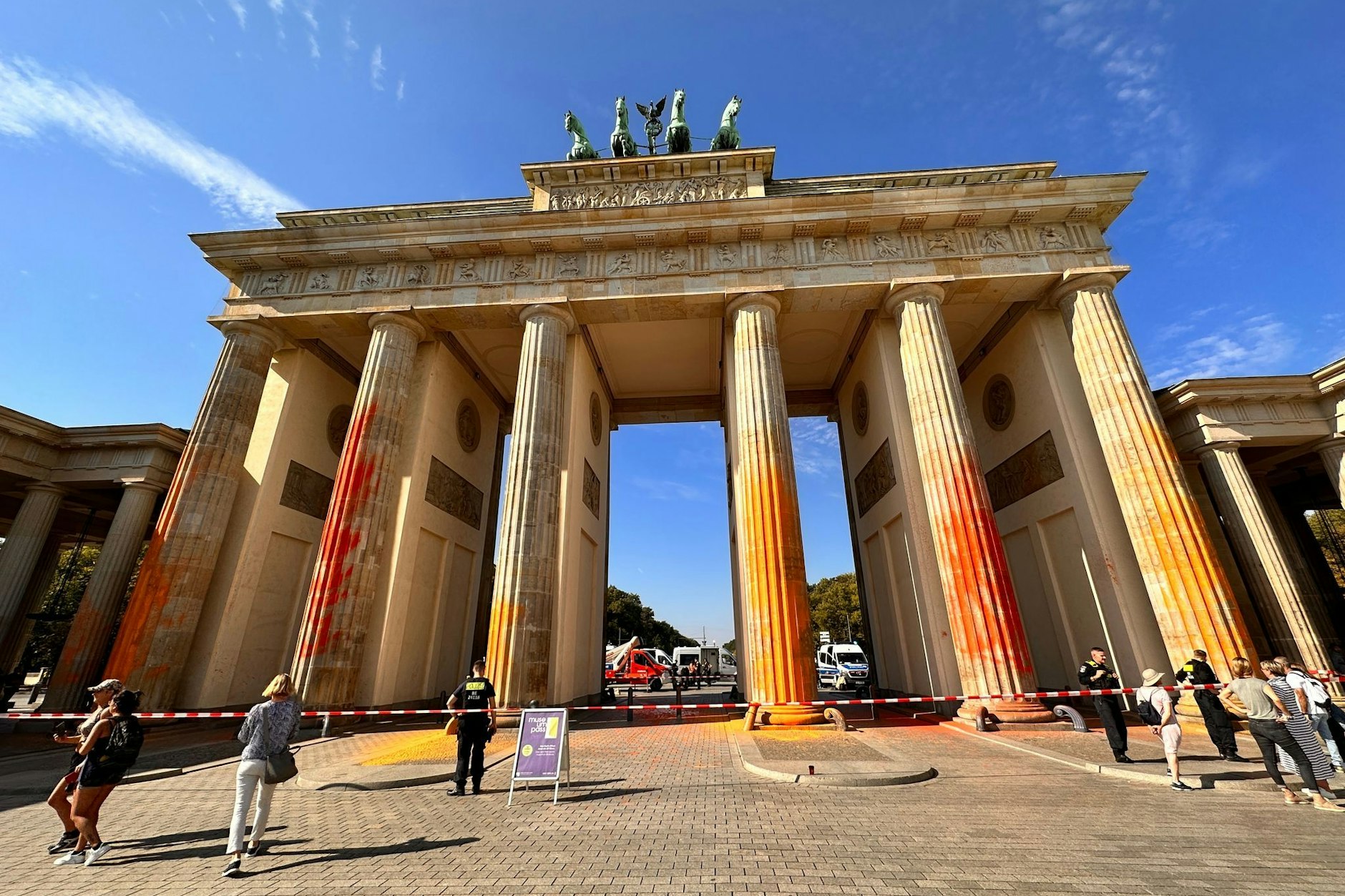 Mitglieder der Letzten Generation besprühten 2023 das Brandenburger Tor mit Farbe. 