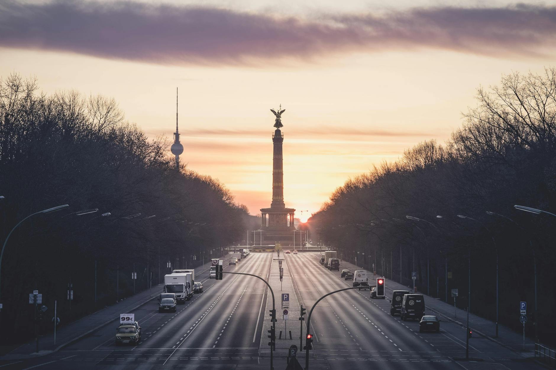 Die Straße des 17. Juni ist eine er Hauptverkehrsadern in Berlin.
