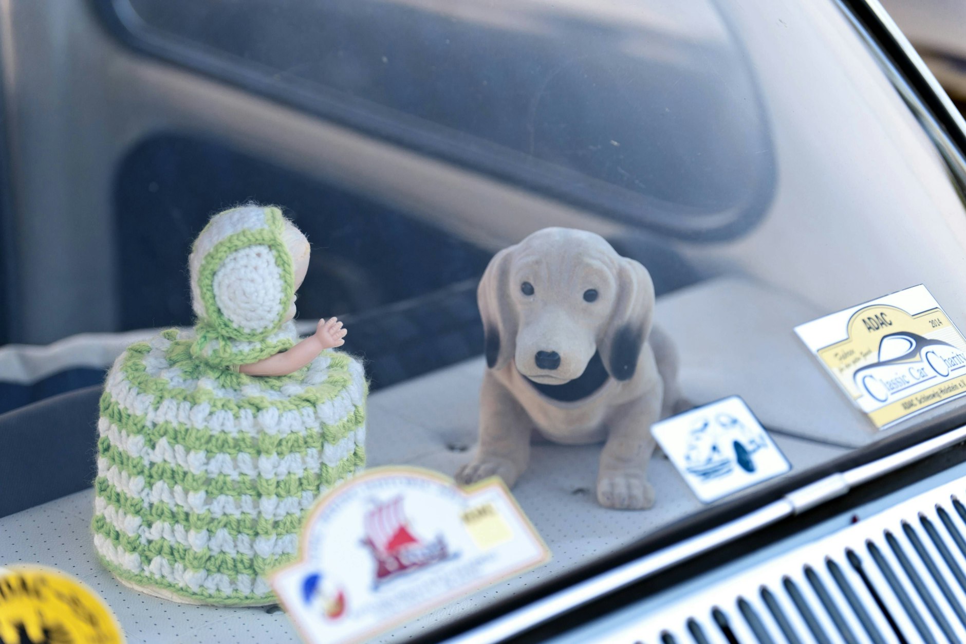 Klopapierrolle bis Wackeldackel: Hutablagen-Accessoires sind nur noch im Keller zu finden.