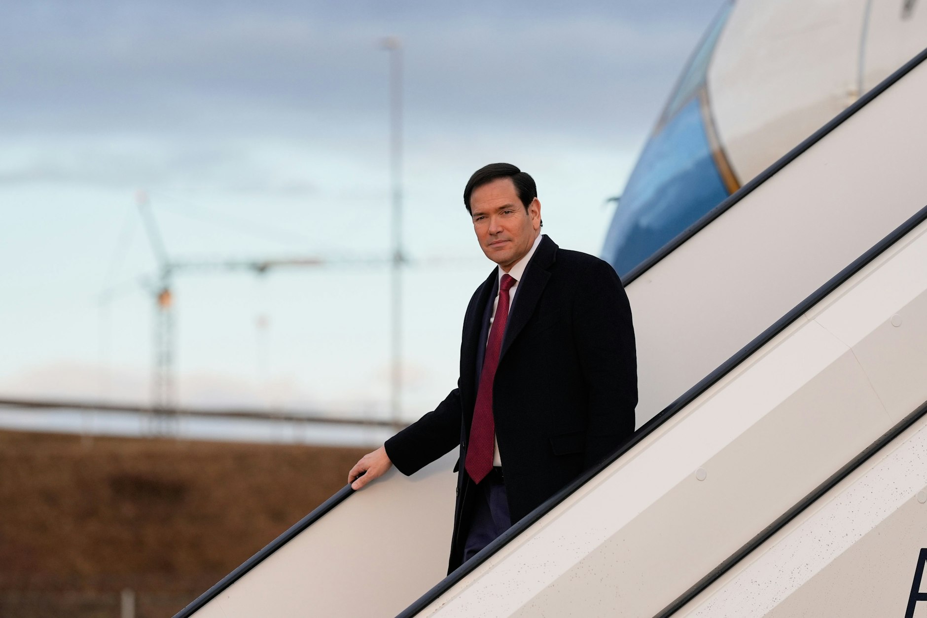 US-Außenminister Marco Rubio steigt aus dem Flugzeug bei seiner Ankunft zur Münchner Sicherheitskonferenz.