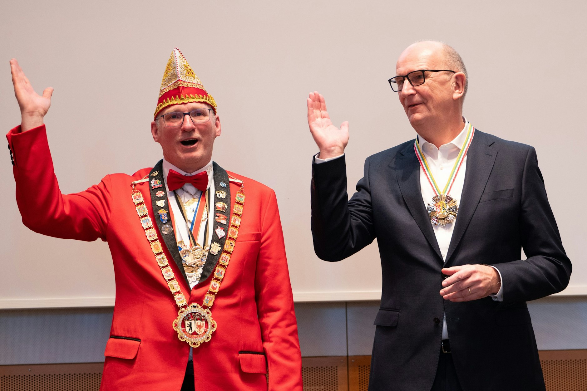 Dietmar Woidke (r.) mit Fred Witschel, dem Präsidenten des Karnevalverbandes Berlin-Brandenburg.