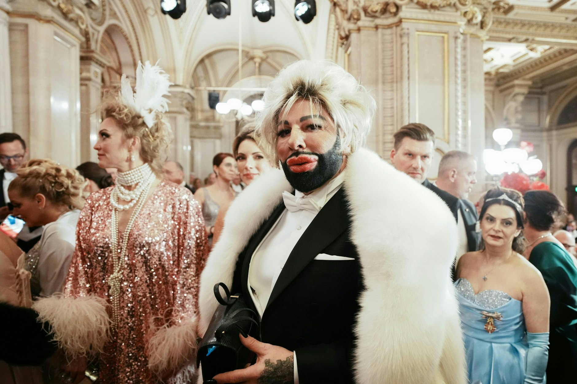 Harald Glööckler mit neuer Frisur beim Wiener Opernball 2026 in der Wiener Staatsoper.