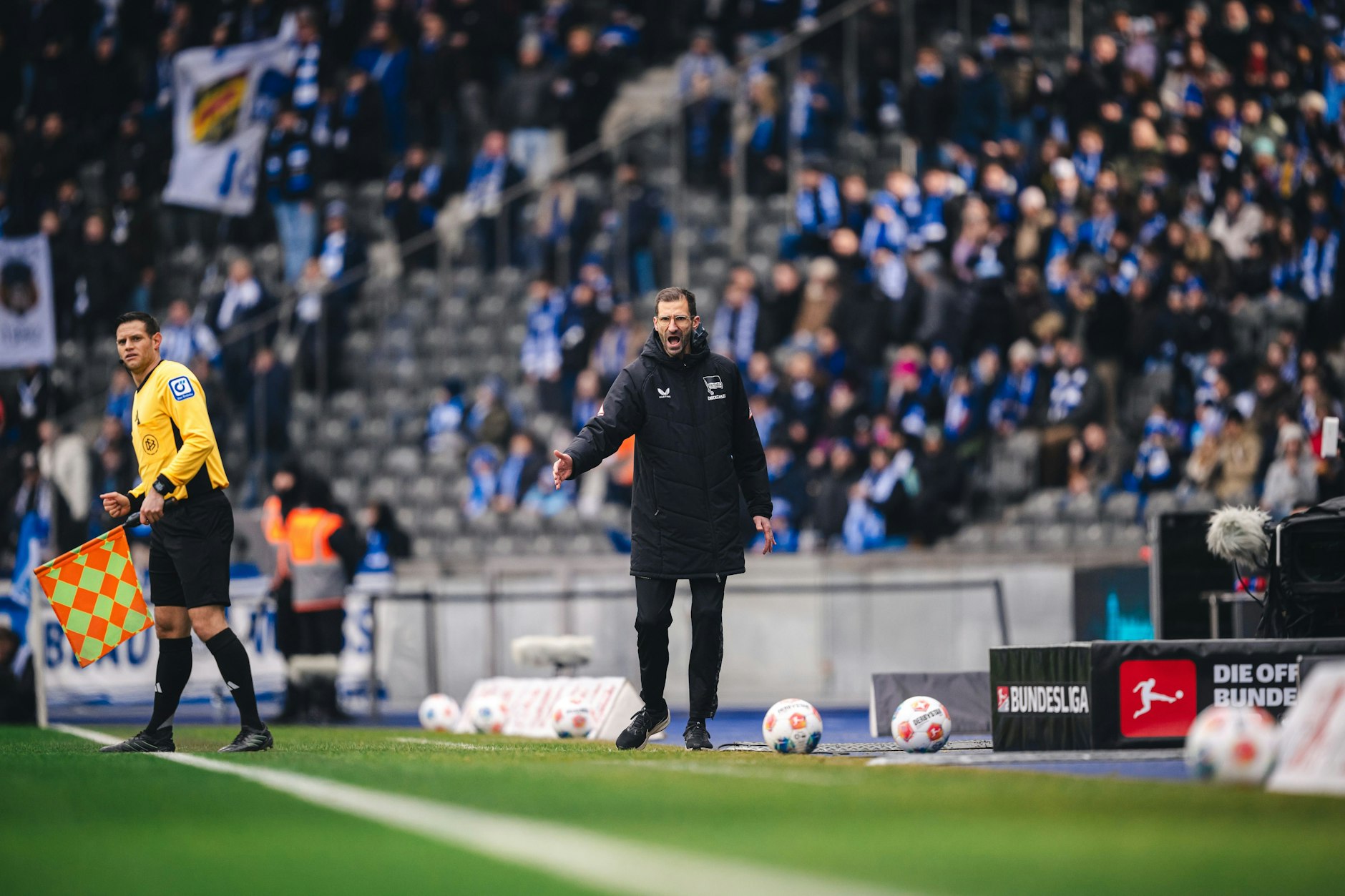 Co-Trainer Andre Mijatovic von Hertha BSC war während der 90 Minuten der Chef auf der Bank. Trainer Stefan Leitl musste auf Tribüne wegen einer Gelbsperre sitzen.