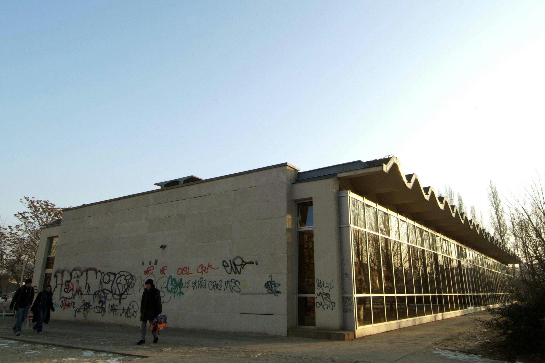 Die Schwimmhalle von 1976 steht seit Jahren leer.