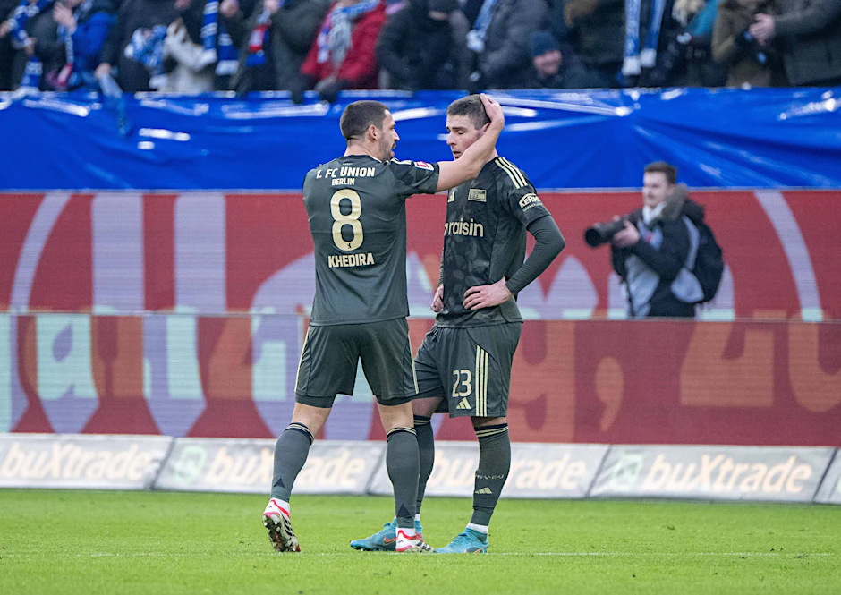 Vize-Kapitän Rani Khedira tröstet Andrej Ilic: Der 1. FC Union Berlin verliert beim Hamburger SV auf brutal bittere Weise. 
