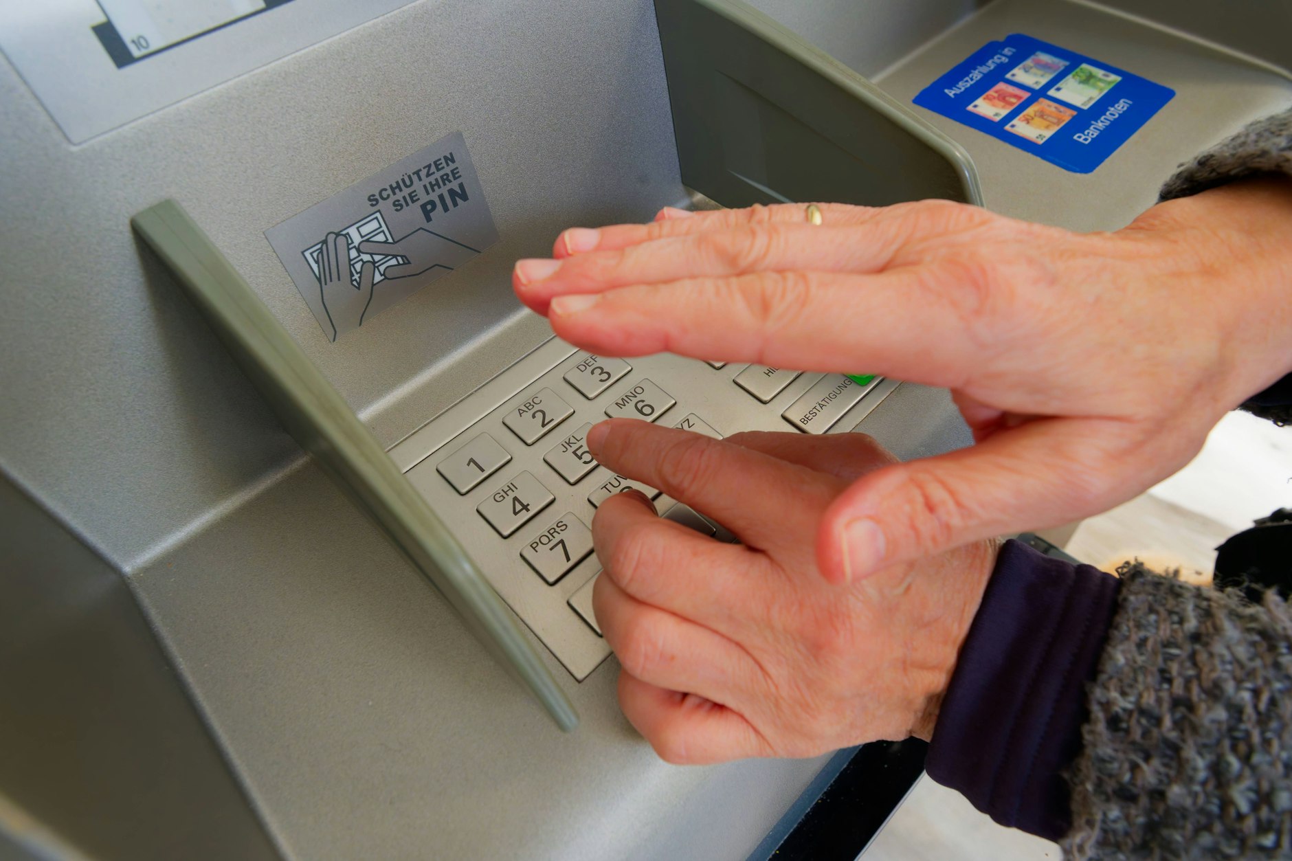 Wer nicht will, dass die eigene PIN ausgespäht wird, hält immer schützend die Hand über das Eingabefeld.