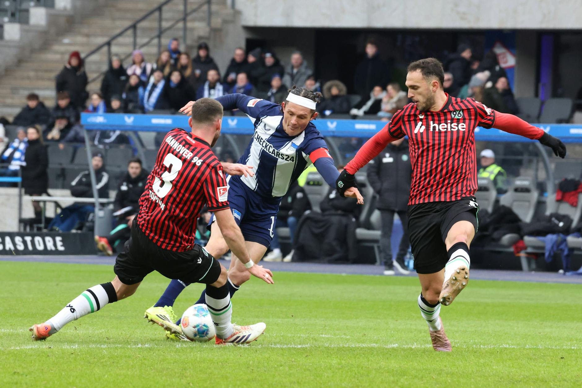 Fabian Reese (mitte) brachte Hertha zwischendurch per Elfmeter auf 1:2 an Hannover 96 ran.