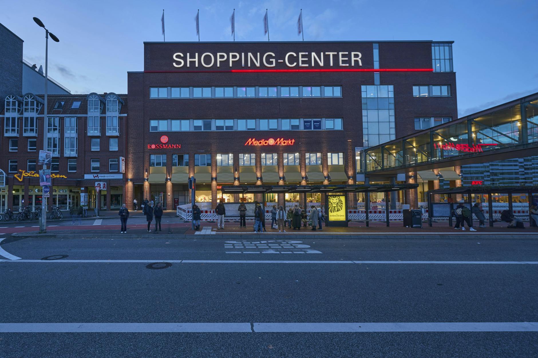 Brand an einem Einkaufszentrum in Kiel, ein 81-Jähriger stirbt