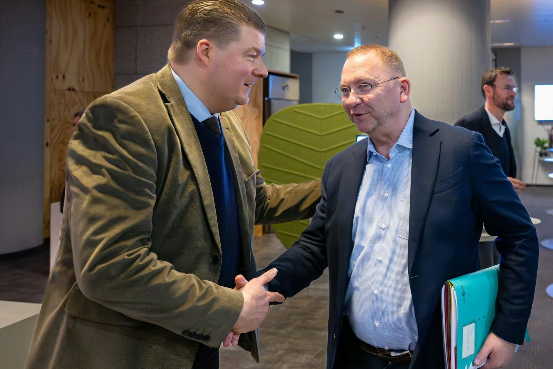 Verdi-Chef Frank Werneke (r.) und Hamburgs Finanzsenator Andreas Dressel (SPD) vor der letzten Verhandlungsrunde.