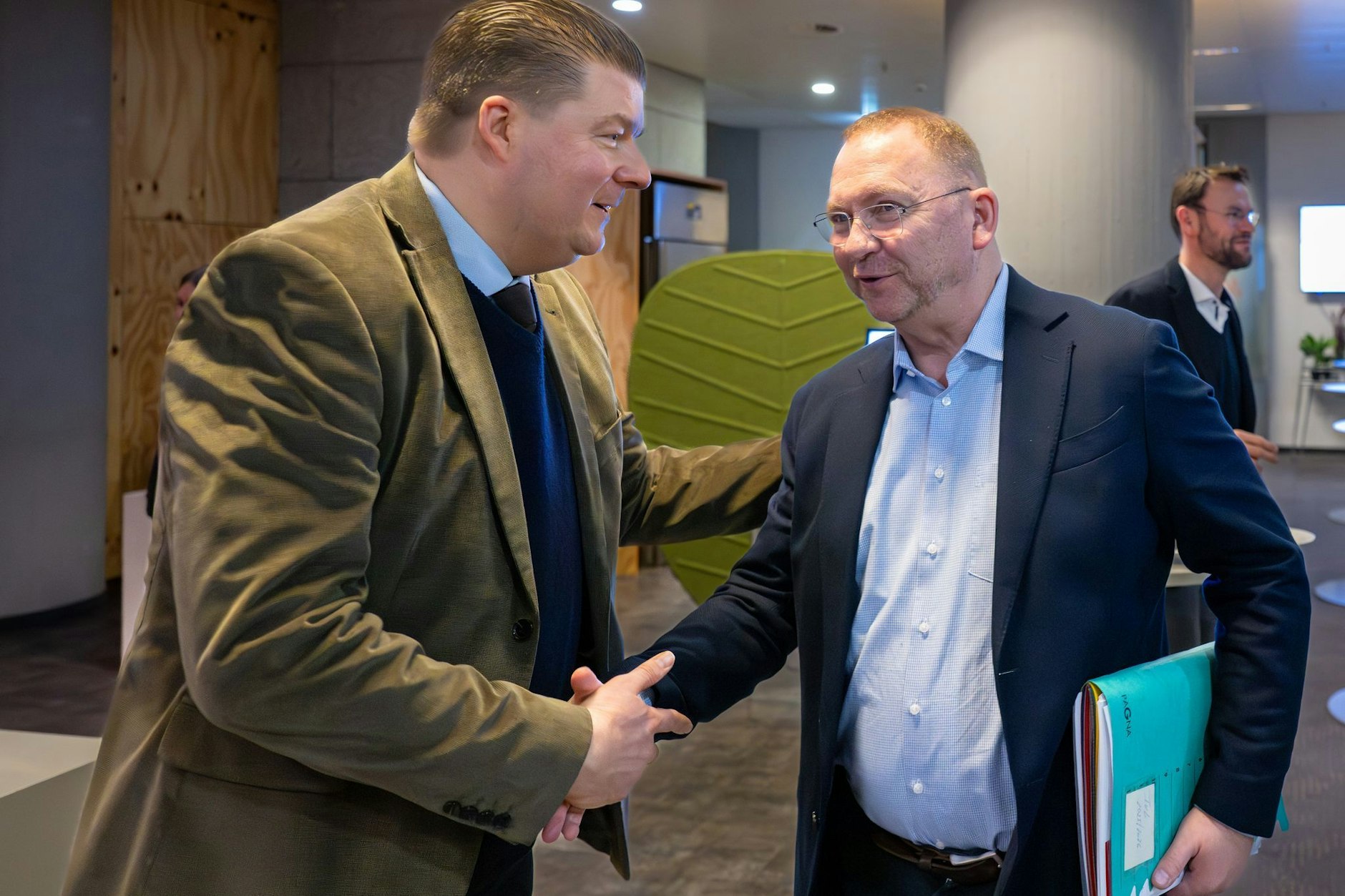 Verdi-Chef Frank Werneke (r.) und Hamburgs Finanzsenator Andreas Dressel (SPD) vor der letzten Verhandlungsrunde.