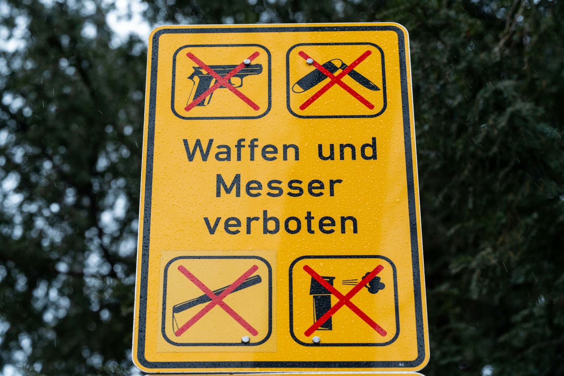 In der Berliner Waffenverbotszone wurden zahlreiche Messer von der Polizei beschlagnahmt.