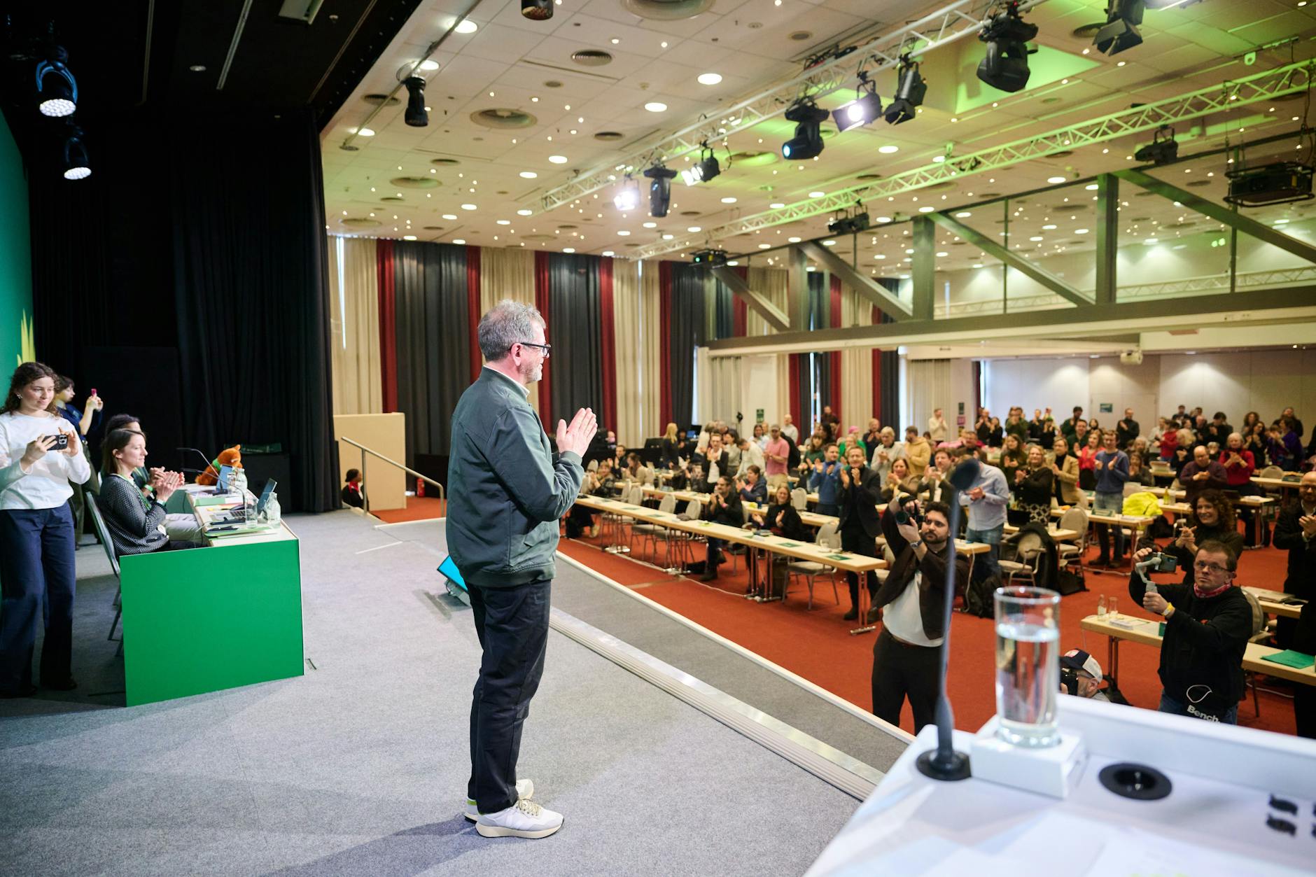 Auf dem Landesparteitag der Grünen in Berlin fordert der Spitzenkandidat, dass Wegner „aus dem Roten Rathaus auszieht“