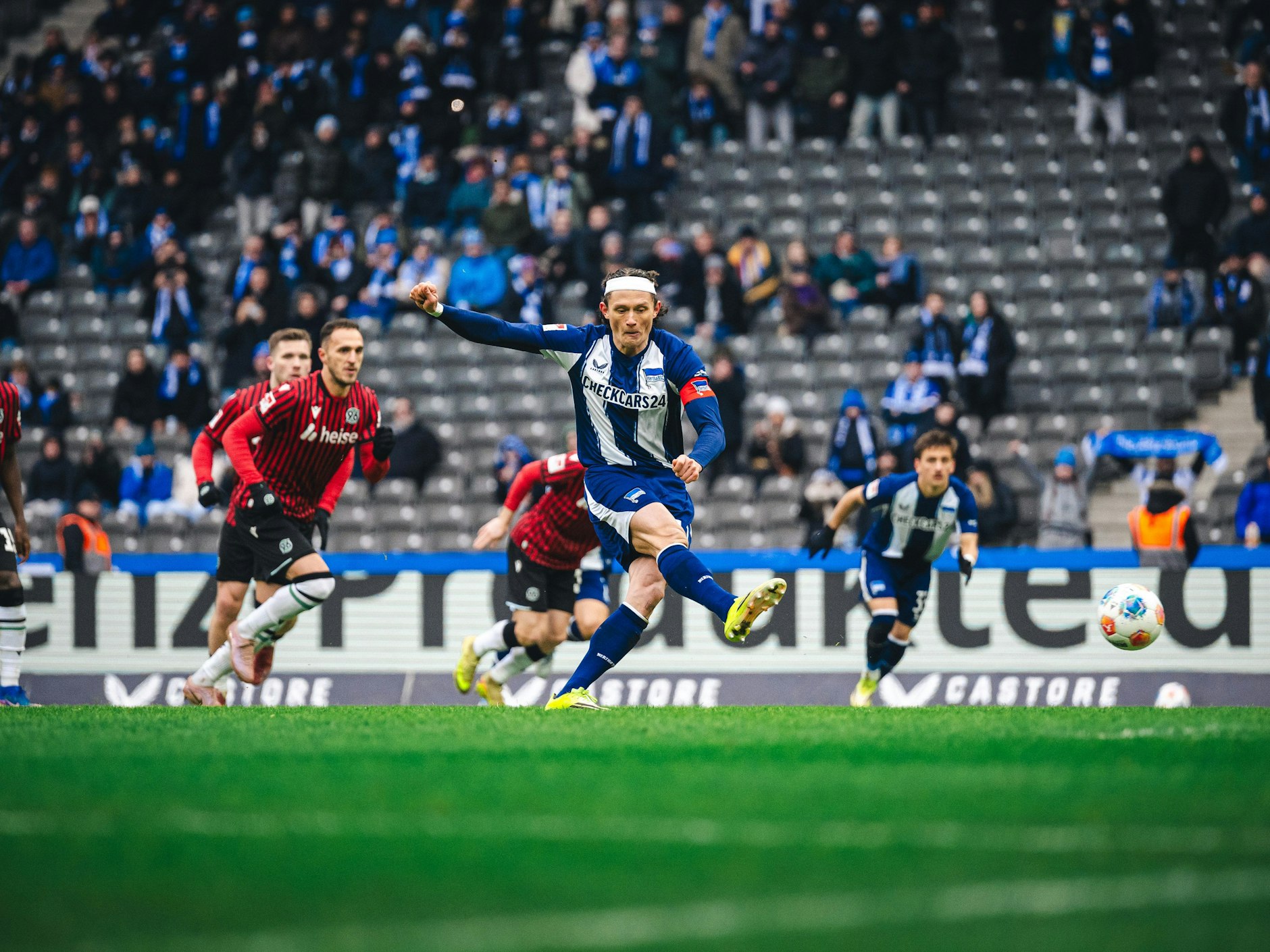Hertha-Kapitän Fabian Reese traf per Elfmeter zum 1:2-Anschlusstreffer, doch es folgte prompt der Gegenschlag von Hannover zum 1:3.