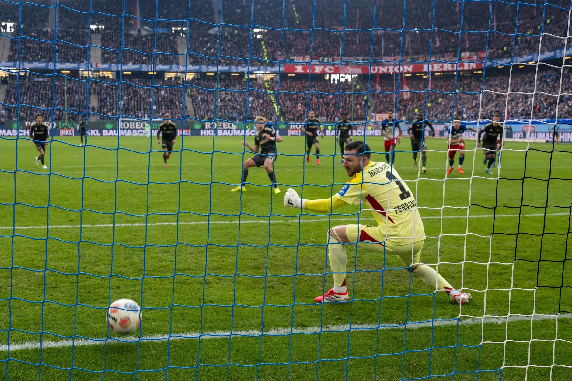 Nicht viel besser, aber viel fester geschossen: Leopold Querfeld bringt Union Berlin beim HSV per Elfmeter in Führung.