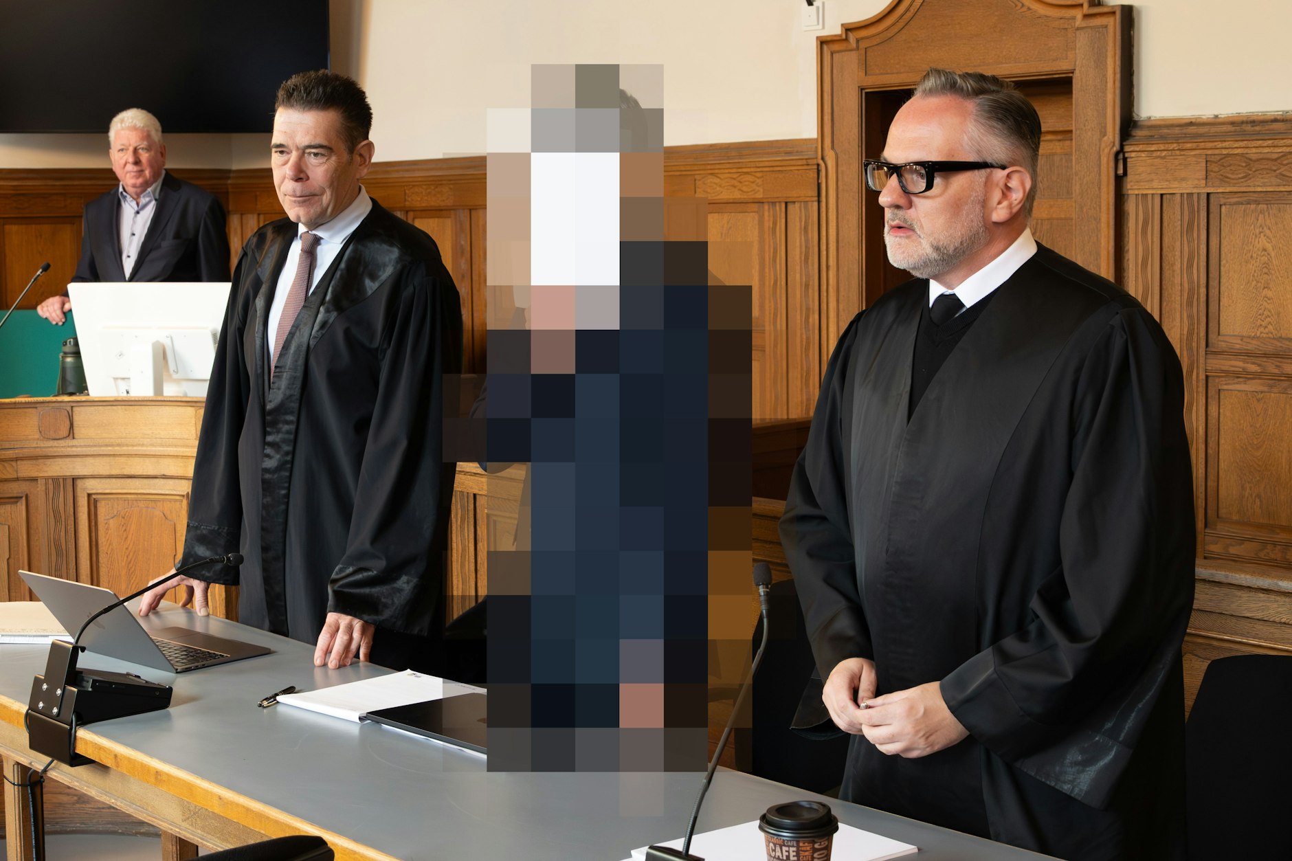 Der Angeklagte musste sich jetzt vor Gericht verantworten. Er schoss auf einen Mitarbeiter, der seinen Lohn forderte.