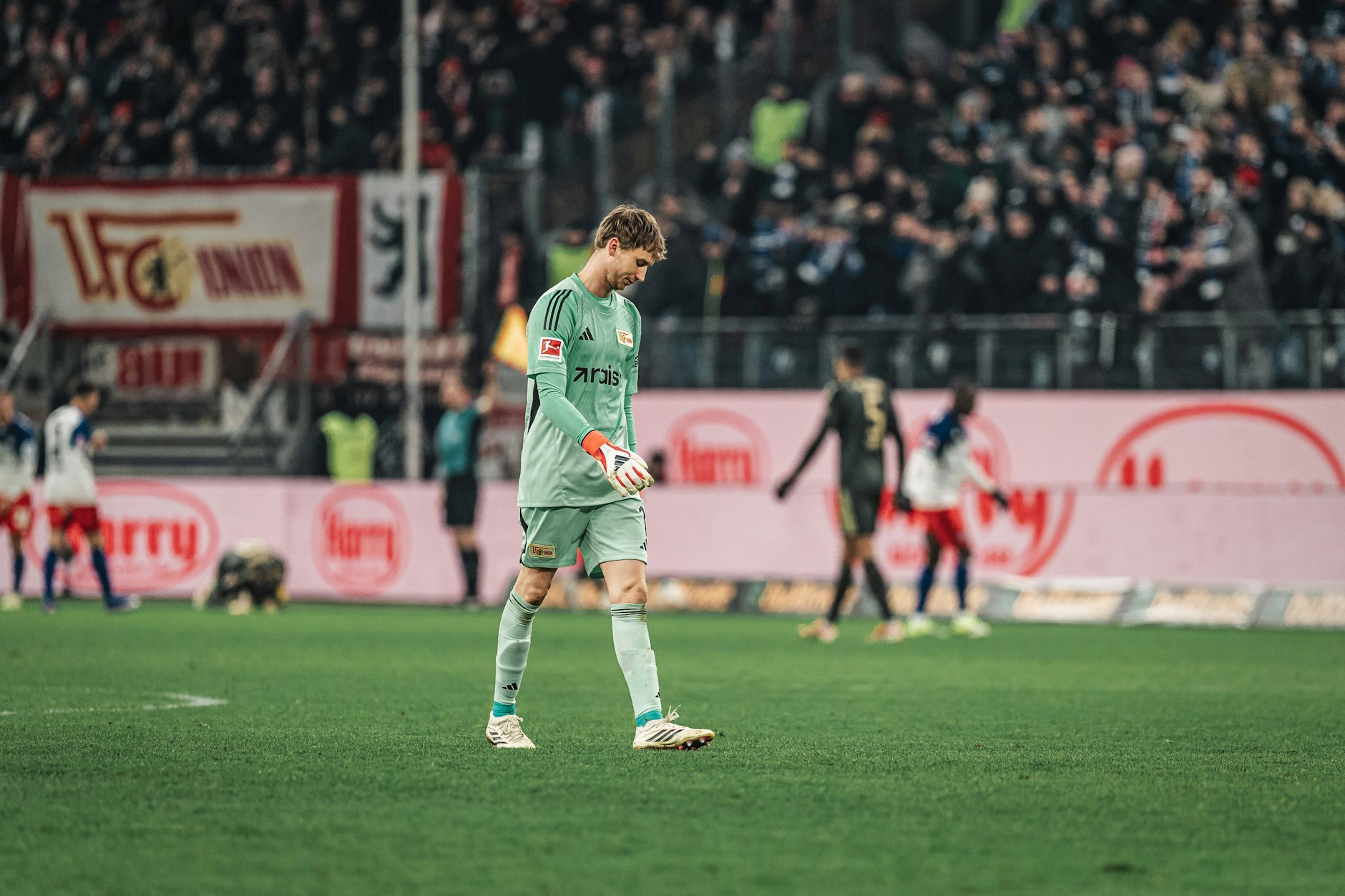 Torhüter Frederik Rönnow hat in Hamburg eigentlich wenig zu tun und kassiert mit dem 1. FC Union Berlin beim HSV dennoch drei Gegentore.