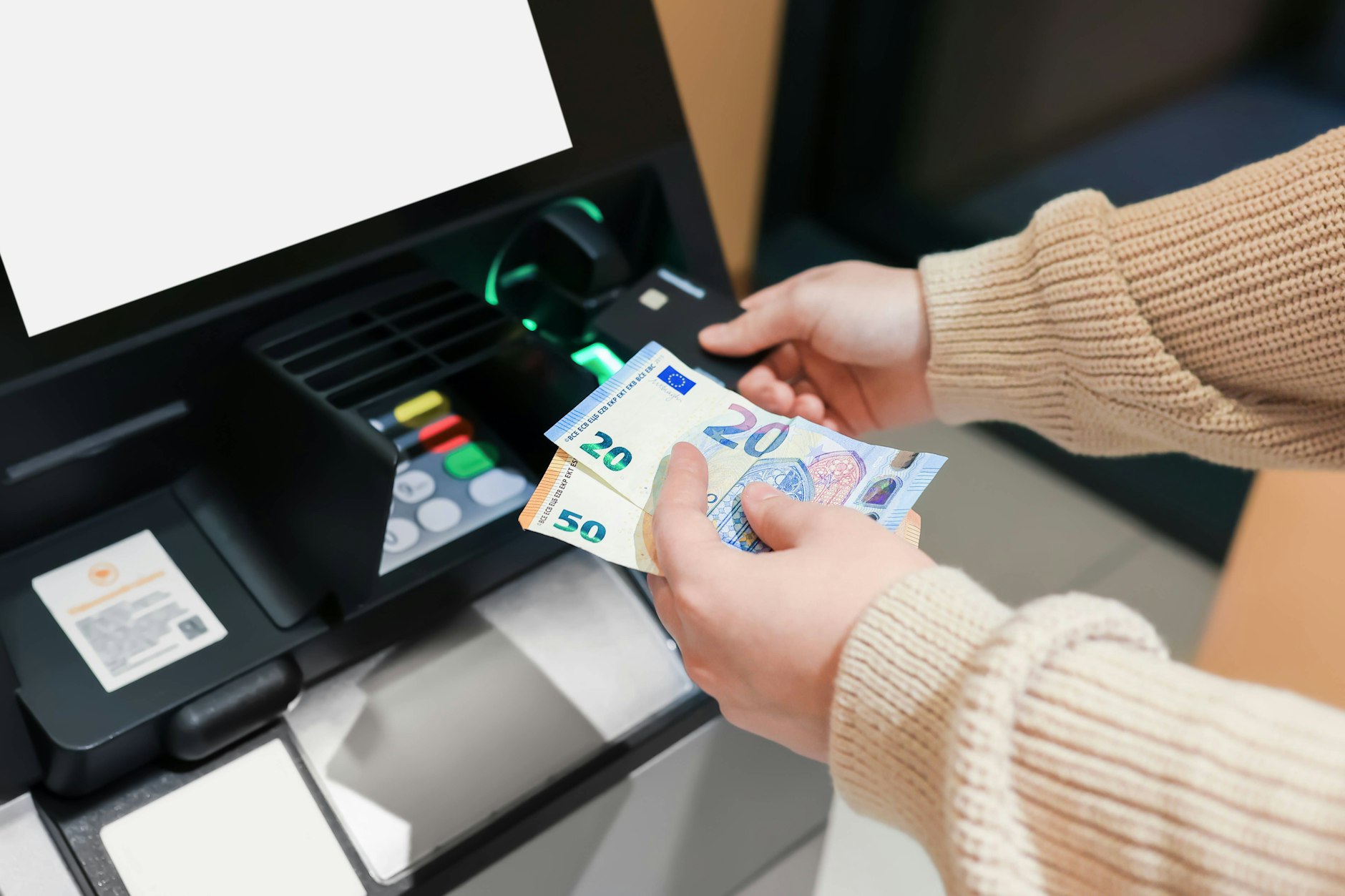 Der Automat spuckt Bargeld aus, wenn es dringend benötigt wird. Doch auch wenn Sie in Eile sind, sollten Sie am Geldautomaten immer aufmerksam bleiben.